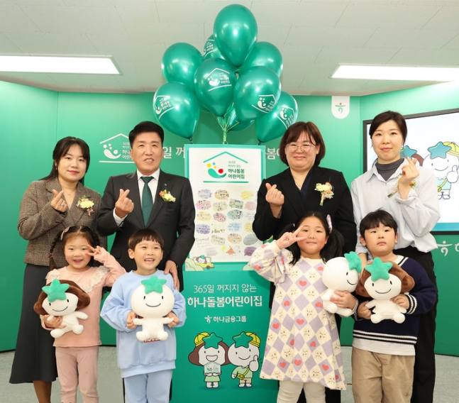 신한카드 ‘SOL트래블 체크카드’ 출시 한 달 만에 30만장 돌파 外 하나금융·기업은행 [쿡경제]