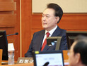 尹, 형사 재판 출석…‘구속기간’ 두고 검찰과 공방