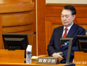 ‘내란 혐의’ 재판 출석한 尹…국민참여재판 “원치 않는다”