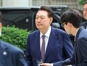 ‘3대 특검’ 임명 후 첫 내란 재판…윤석열, 말 없이 법정으로