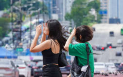 폭염 ‘버티기’가 기본값인 한국…외국은 어떻게 보호하나 [폭염, 일터를 덮치다⓷]