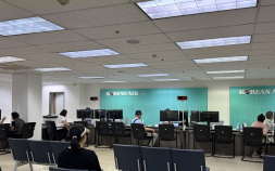 “항공권 예매 막막해 발걸음” 여전히 발권 창구 찾는 고령 여행객들 [디지털 약자, 하늘길의 벽①]