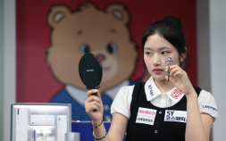 프로당구 에스와이 선수들, ‘화장품 모델’ 포즈…2일 SY 챔피언십 개막식 [PBA]