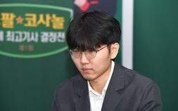 ‘바둑 황제’ 신진서, 쏘팔코사놀 결승 2국서 투샤오위에 완승