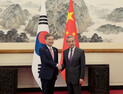 한중 외교장관, 경주 APEC 앞두고 통화…“관계 발전 전기 마련”