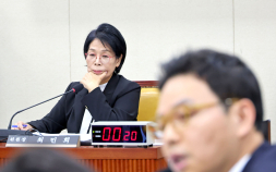 과방위, 국감 막판까지 ‘최민희 사퇴’ 논란…민주당도 ‘우려’ [2025 국감]