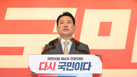 ‘계엄 사과’ 머뭇대는 장동혁…당 발목잡는 ‘尹 족쇄’ [12·3 계엄 1년③]
