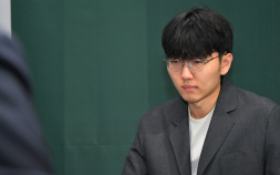 ‘농심배 21연승’ 신진서 꺾은 강유택, 바둑리그 최종전 출격