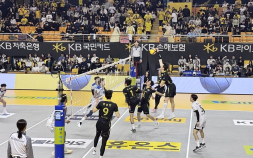 V리그 KB손해보험, 삼성화재 꺾고 연패 탈출…비예나 맹활약 [쿠키 현장]