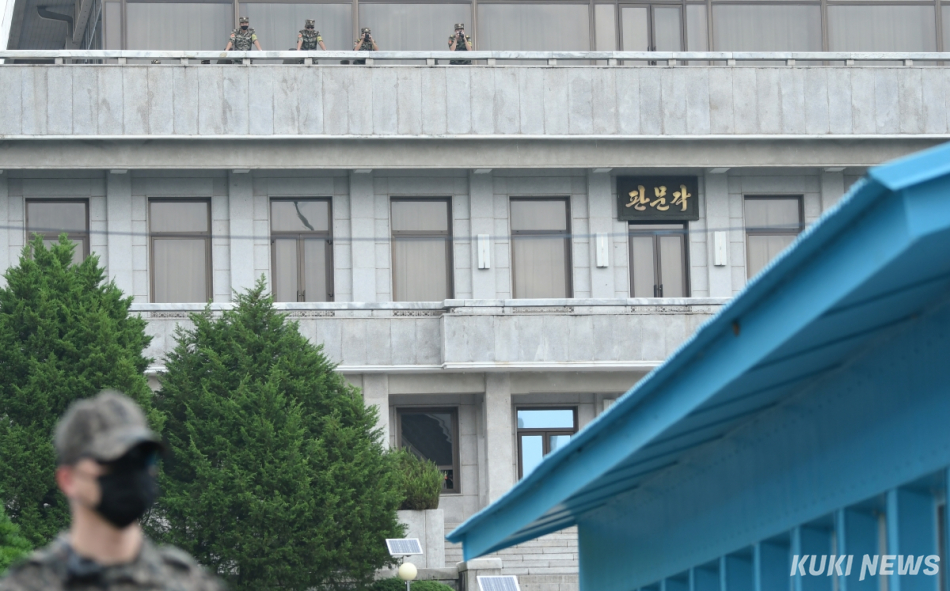 경기도 파주시 판문점 북측 판문각에서 북한 병사들이 쌍안경과 육안으로 남측을 바라보고 있다. 쿠키뉴스 자료사진