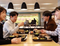 “점심값 겁난다”…구내식당 뜨자 급식업계, 특식·IP 협업으로 공세