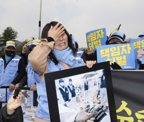 1년 지나 발견된 유해…여객기 참사 유가족 “국가 사과·책임자 처벌” [쿠키포토]