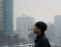“마스크 쓰고 버텨라”…미세먼지 대응, 10년째 그대로 [기후·환경 통신문]