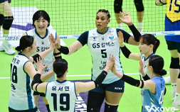 GS칼텍스 실바 40득점 맹활약…현대건설에 PO 1차전 3-1 승리 [쿠키 현장]