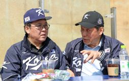 최휘영 문체부 장관, 잠실야구장 방문해 KBO 개막전 현장 점검 [쿠키 포토]