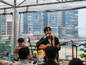 '광안리에 찾아온 봄'…장범준, 삼진포차서 깜짝 버스킹