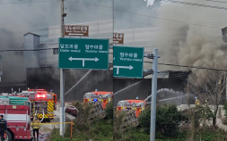 완도 수산물 저장 창고서 불…소방관 2명 사망