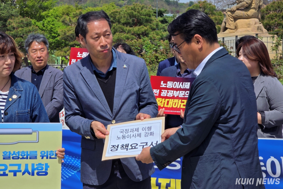 나종엽 대한민국노동이사협의회 공동의장(전 국가공공기관노동이사협의회 의장)이 지난달 16일 서울 중구 청와대 분수광장에서 노동이사제 관련 국정과제 이행 정책요구서를 청와대 관계자에게 전달하고 있다. 김건주 기자
