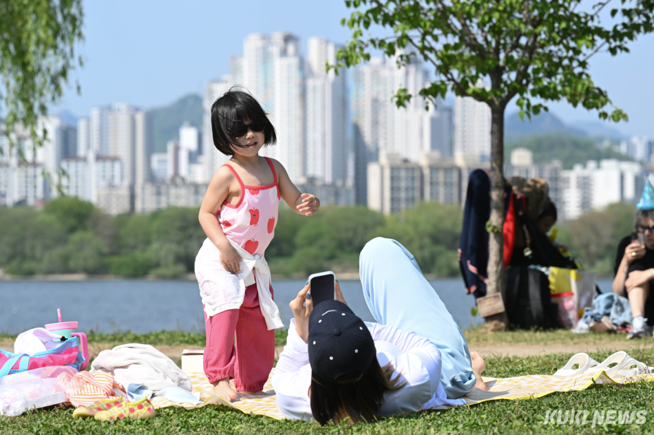 30일 서울 여의도공원에서 나들이를 나온 어린이가 포즈를 취하고 있다.