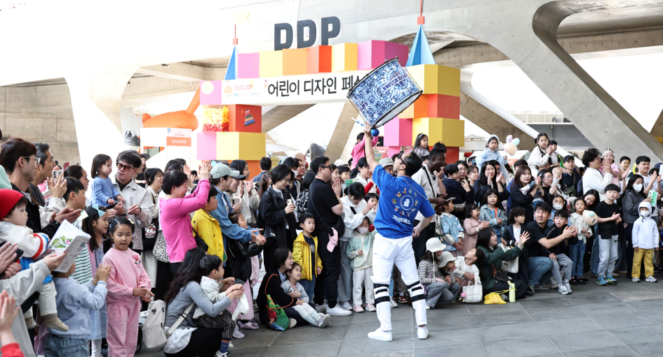 어린이날을 하루 앞둔 4일 서울 동대문디자인플라자(DDP)에서 열린 2026 DDP 어린이 디자인 페스티벌에서 어린이들이 플레이 디자인 퍼레이드를 즐기고 있다.