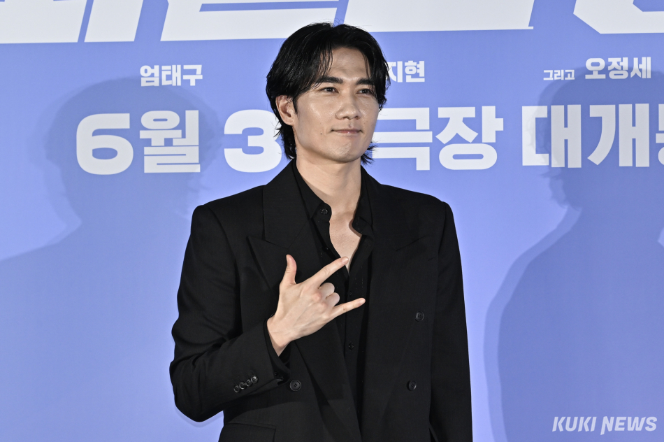 배우 엄태구가 7일 서울 광진구 롯데시네마 건대입구에서 열린 영화 ‘와일드 씽’ 제작보고회에 참석해 포즈를 취하고 있다.