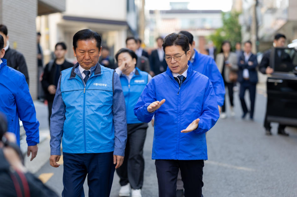 더불어민주당 정청래 당대표(왼쪽)과 정원오 서울시장 후보가 8일 서울 송파구 일대에서 어르신의 안부를 묻는 우유배달-봉사활동을 하고 있다. 정원오 후보 캠프 제공