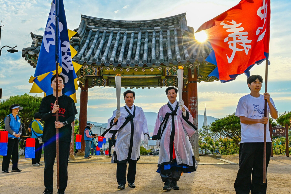 7일 열린 ‘제68회 밀양아리랑대축제’ 불씨채화 고유제에서 안병구 밀양시장과 허홍 밀양시의회 의장이 채화된 불씨를 영남루로 봉송하고 있다.