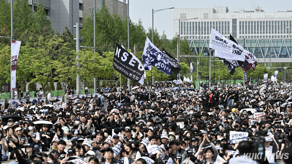 삼성전자 노조가 지난달 23일 경기 평택시 삼성전자 평택사업장 앞에서 열린 ‘투명하게 바꾸고, 상한폐지 실현하자-4/23 투쟁 결의대회’에서 구호를 외치고 있다. 남동균 인턴기자