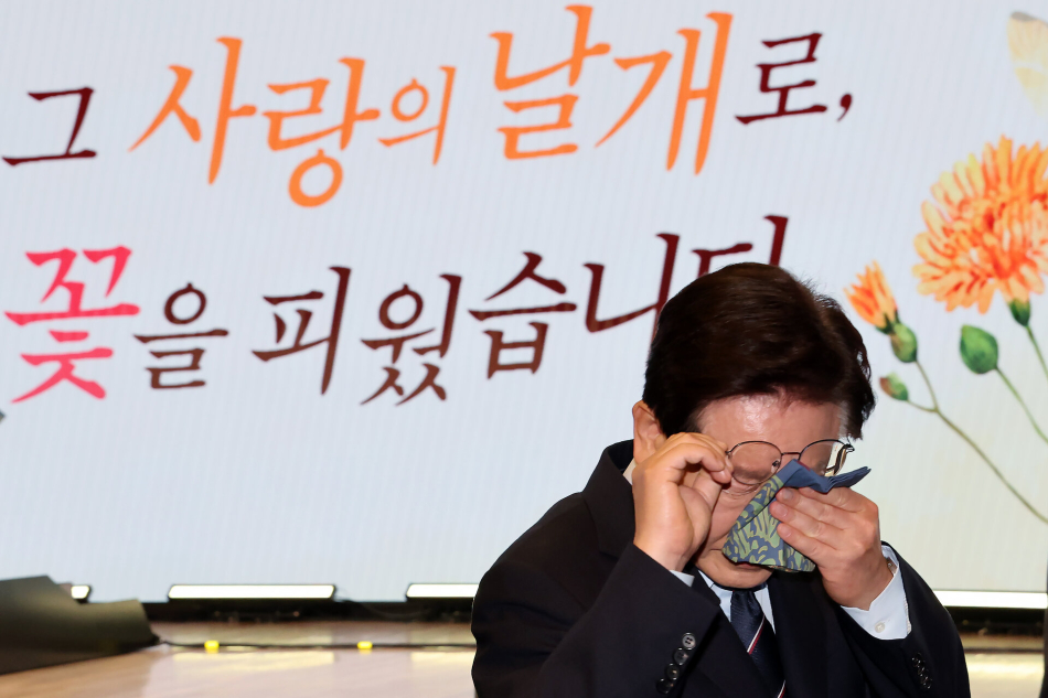 이재명 대통령이 8일 서울 중구 대한상공회의소에서 열린 어버이날 기념식에서 축사 후 눈물을 닦고 있다. 이 대통령은 축사에 앞서 순직 경찰관, 소방관 부모님들에게 카네이션을 달아드렸다. 연합뉴스