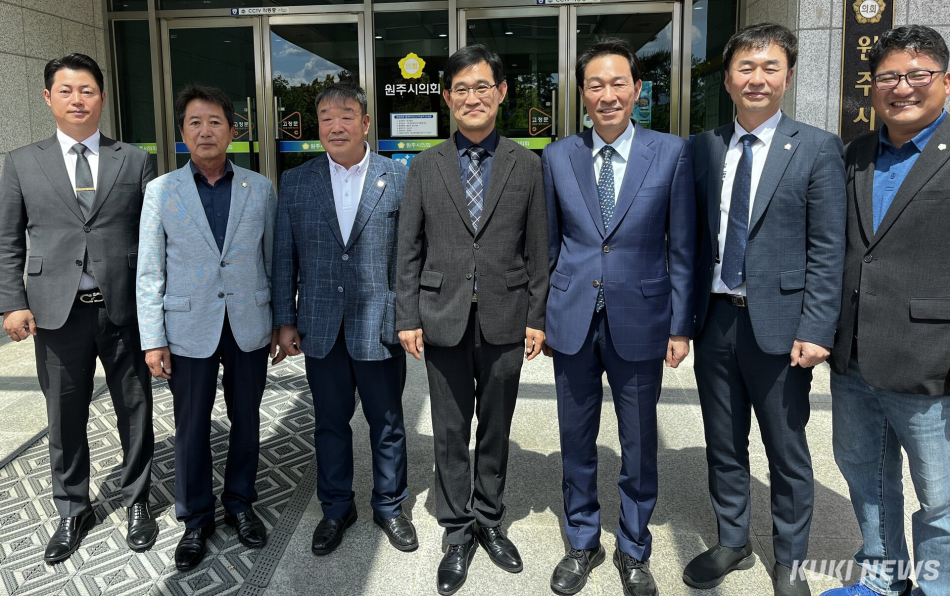 조용기 강원 원주시 의장은 8일 원주시의회에서 더불어민주당 우상호 강원도지사 후보를 만나 지지를 선언했다. 윤수용 기자.