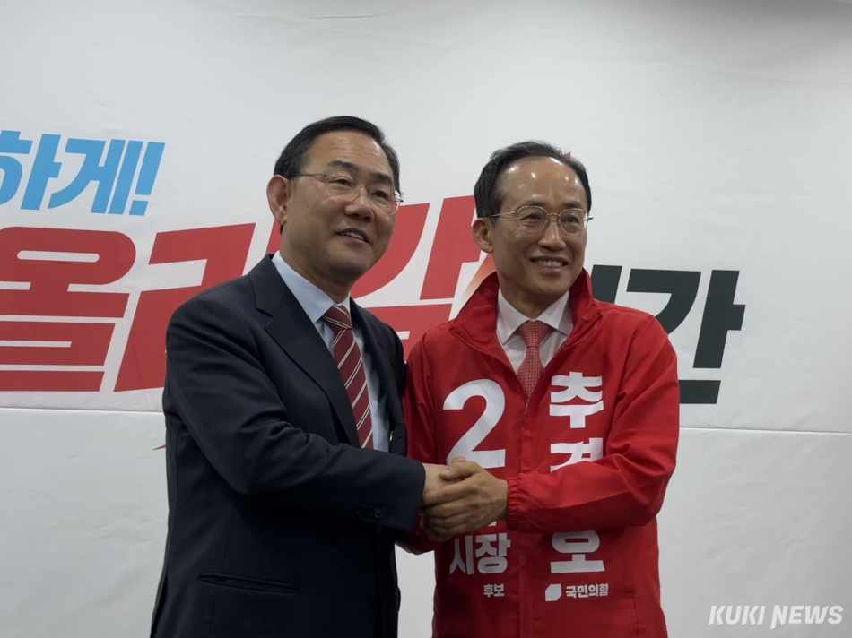 국민의힘 소속 주호영 국회부의장(왼쪽)이 8일 국민의힘 대구시장에서 추경호 대구시장 예비후보와 손을 맞잡고 있다. 권혜진 기자