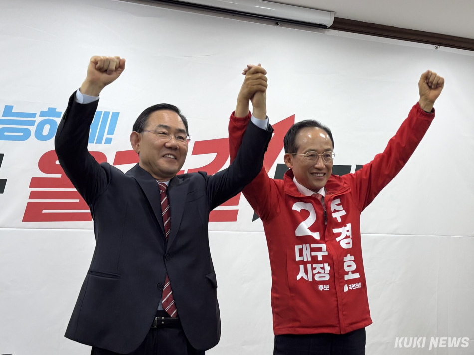 국민의힘 소속 주호영 국회부의장(왼쪽)이 8일 국민의힘 대구시장에서 추경호 대구시장 예비후보와 손을 맞잡고 있다. 권혜진 기자