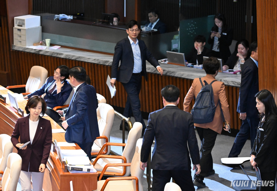 국민의힘 의원들이 8일 국회 본회의장에서 우원식 국회의장의 발언을 듣다 밖으로 나가고 있다. 임은재 기자