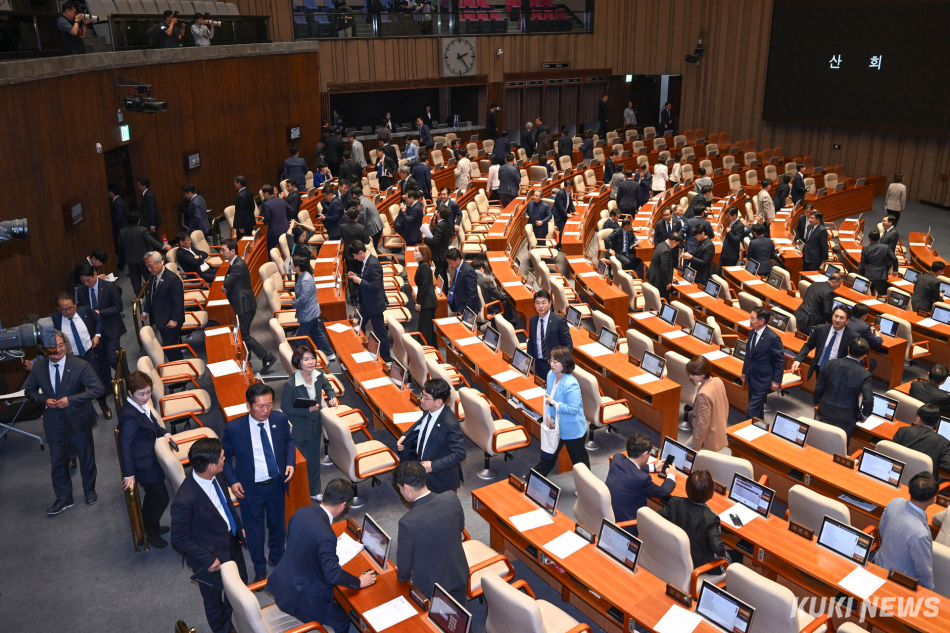 8일 국회 본회의가 끝난 후 더불어민주당 의원들이 본회의장에서 퇴장하고 있다.