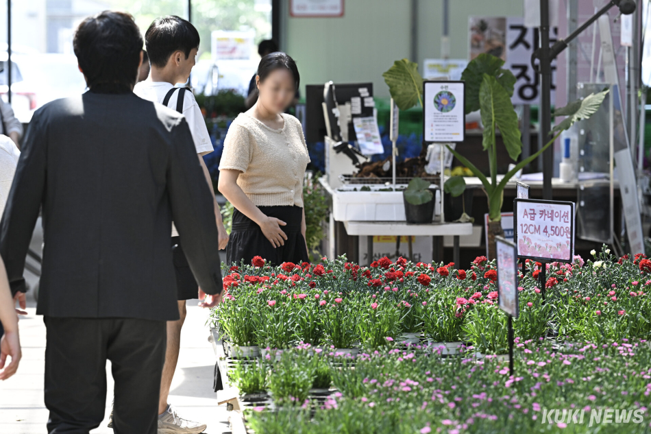 어버이날인 8일 경기 용인시 한 꽃시장을 찾은 시민들이 매장을 둘러보고 있다.