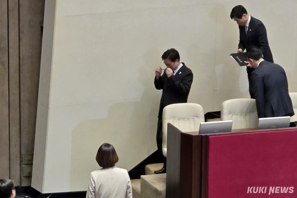 우원식 국회의장이 8일 국회 본청에서 본회의 산회를 선언하고 눈물을 훔치며 자리를 이동하고 있다. 김건주 기자