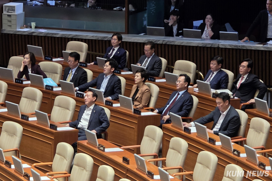 국민의힘 송언석 원내대표 등 의원들이 8일 국회 본회의장에서 무제한토론을 준비하며 우원식 국회의장에게 항의하고 있다. 김건주 기자