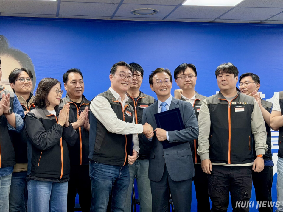 전재수 더불어민주당 부산시장 후보와 이재진 사무금융노조 위원장 등 관계자들이 8일 부산특별시 부산진구 선거사무소에서 정책협약식 후 기념촬영을 하고 있다. 유병민 기자