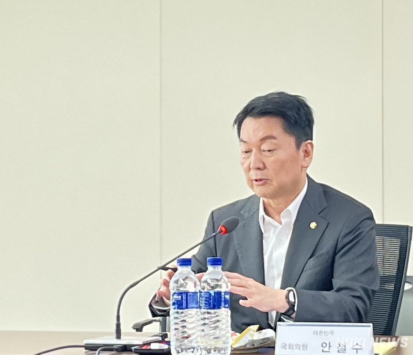 8일 오후 강원 원주의료기기산업진흥원을 방문한 안철수 국회의원이 인사말을 하고 있다. 윤수용 기자