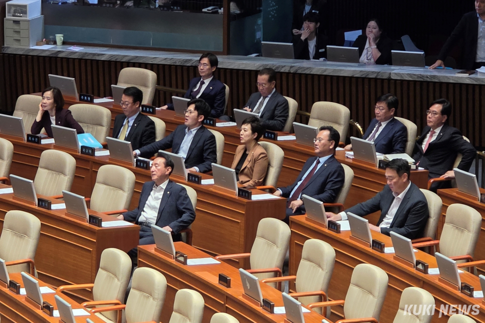 국민의힘 의원들이 8일 국회 본회의에서 우원식 국회의장의 발언에 항의하고 있다. 김건주 기자
