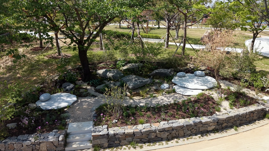 우희경 작가의 ‘수릿날, 연잎에 스미다’. 한국수목원정원관리원