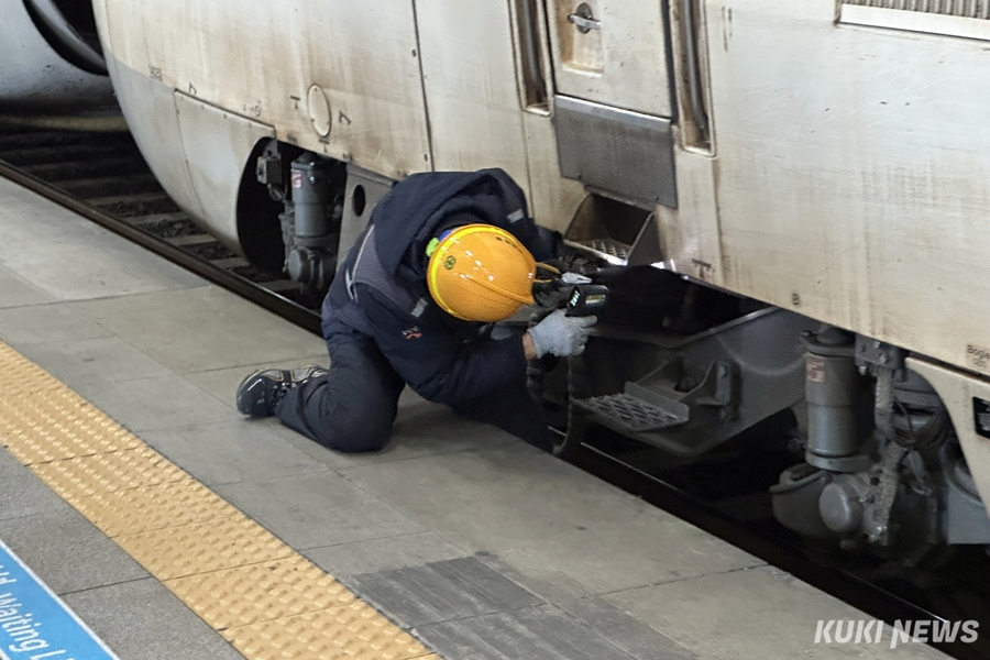 KTX 차륜을 검사 중인 코레일 기술진. 사진=이재형 기자
