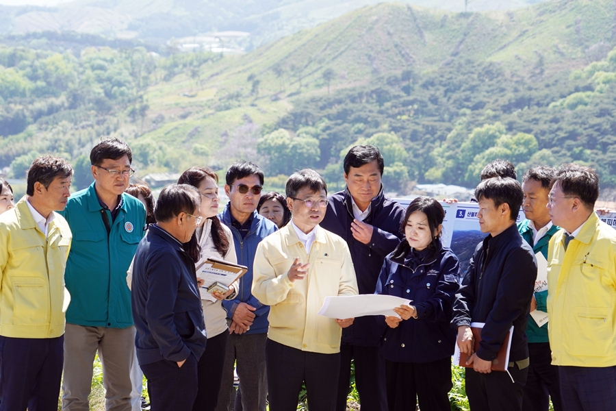 8일 충남 홍성군 서부면 판교리 대형산불 피해지역 조림복원 현장을 점검하는 박은식 산림청장(가운데). 산림청