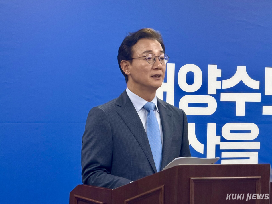 전재수 더불어민주당 부산시장 후보가 8일 부산광역시 부산진구 선거사무소에서 열린 기자회견에서 발언하고 있다. 유병민 기자