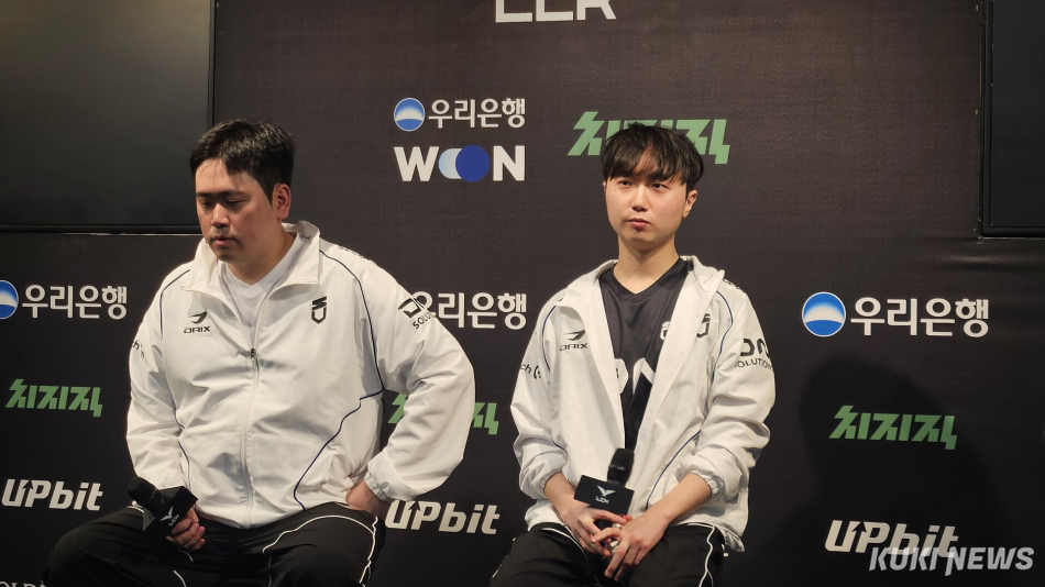 주영달 DN 수퍼스 감독(왼쪽)과 ‘두두’ 이동주가 8일 오후 5시 서울 종로구 롤파크 LCK 아레나에서 열린 T1과의 ‘2026 LCK’ 정규시즌 2라운드 경기가 끝난 뒤 기자회견에 참석하고 있다. 송한석 기자