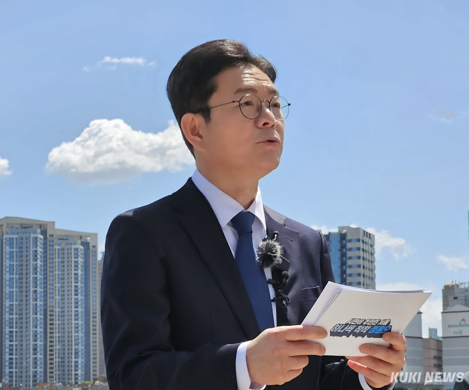 정원오 더불어민주당 서울시장 후보가 8일 오전 서울 용산구 용산국제업무지구에서 용산국제업무지구 개발 공약을 발표하고 있다. 서지영 기자