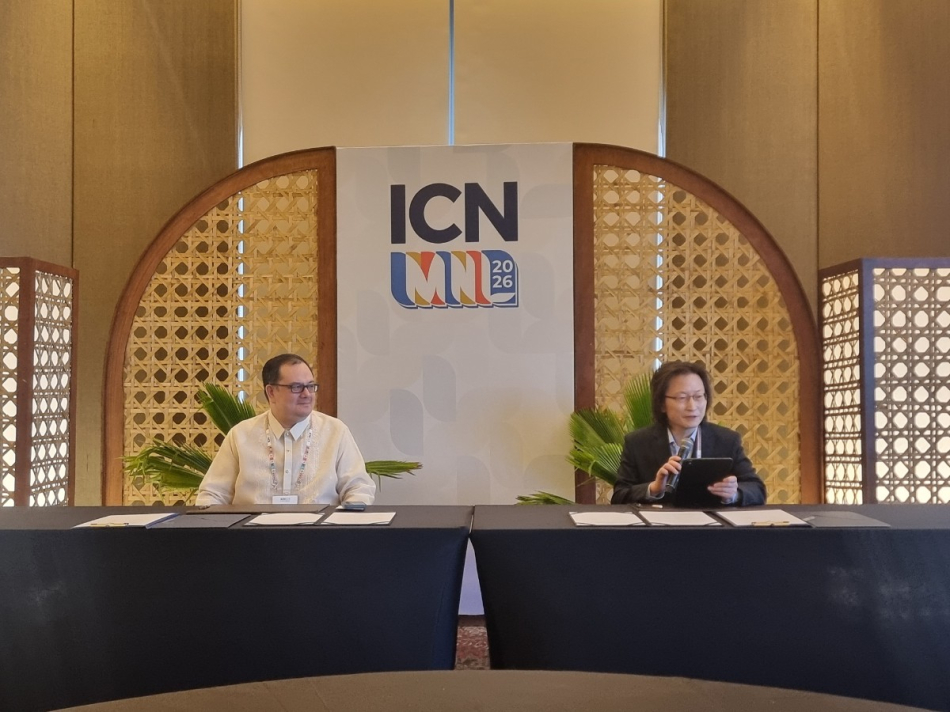 8일 필리핀 마닐라에서 열린 ICN 연차총회에서 주병기(우측) 공정거래위원장과 마이클 아기날도 필리핀 경쟁위원회 위원장이 양해각서 체결식을 진행하고 있다. 공정거래위원회 제공