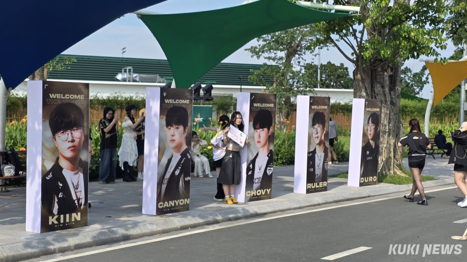 8일 베트남 하노이 전시센터(VEC)에서 젠지 팬들이 젠지 선수들의 입간판과 기념 사진을 찍고 있다. 김영건 기자