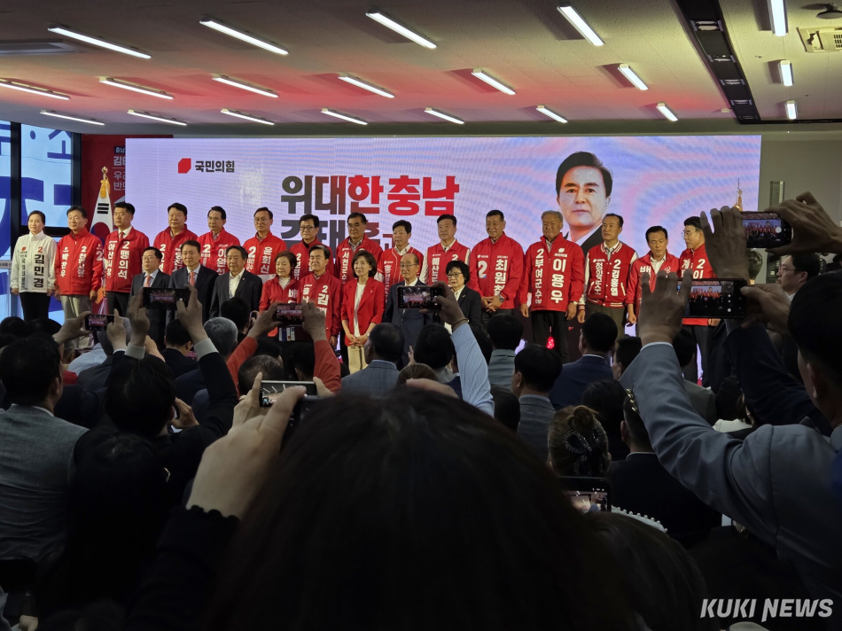 충남 도내 15개 시장, 군수 후보들이 김태흠 후보 캠프에서 도민들에게 출마를 알리고 있다. 사진=홍석원 기자