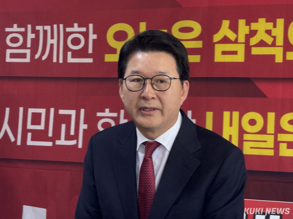 신동욱 국민의힘 최고위원이 9일 삼척시 선거사무소 개소식에서 참석자들에게 인사를 하고 있다.